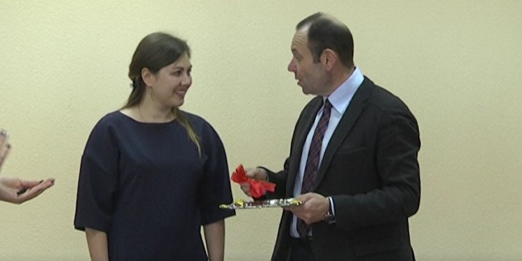 В Николаеве вручили ключи от квартиры молодому врачу-терапевту