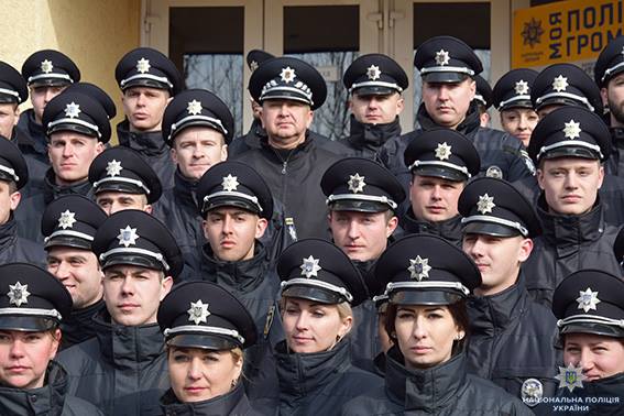Плюс 67: в Николаеве патрульные полицейские присягнули на верность украинскому народу 19