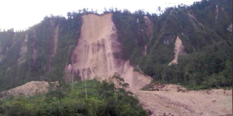 Мощное землетрясение в Папуа-Новой Гвинее – оползни, разрушения, возможны жертвы