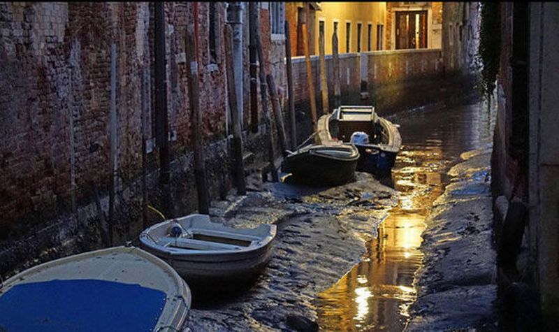 В Венеции пересохли маленькие каналы – гондолы не могут по ним плавать 1