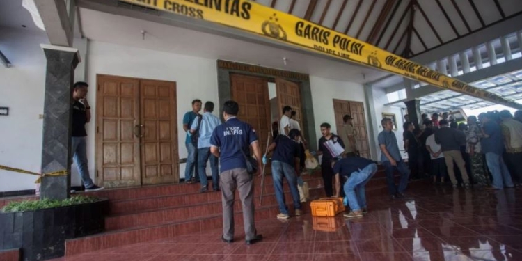 В Индонезии мужчина с мечом напал на прихожан церкви, 4 человека ранены