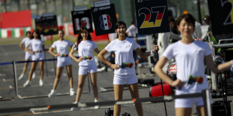 Функции девушек с табличками в Формуле-1 будут выполнять дети