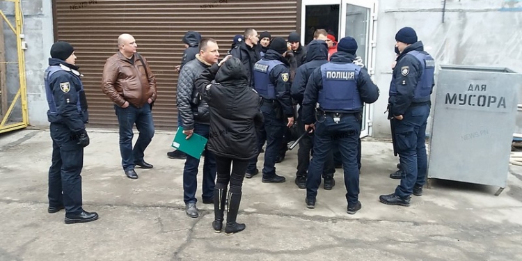 В бизнес-разборки на заводе металлопластиковых изделий в Николаеве пришлось вмешаться полиции