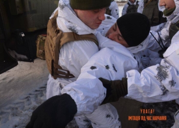Чтобы непогода стала союзником: николаевские десантники учились эвакуировать раненых в сложных погодных условиях