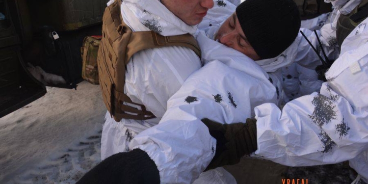 Чтобы непогода стала союзником: николаевские десантники учились эвакуировать раненых в сложных погодных условиях