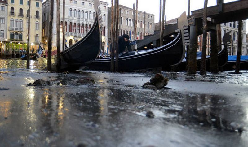 В Венеции пересохли маленькие каналы – гондолы не могут по ним плавать 7