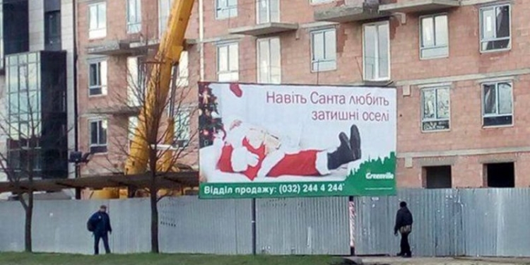 Во Львове из-за неправильно установленного бигборда погиб велосипедист