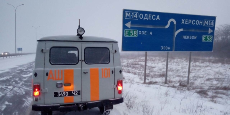 «Сейчас ситуация остается стабильной и контролируемой. Проезд на автодорогах обеспечен» – николаевские спасатели