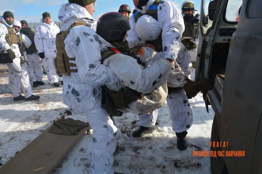 Чтобы непогода стала союзником: николаевские десантники учились эвакуировать раненых в сложных погодных условиях 28