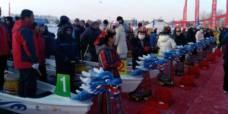 По льду. В Китае прошли гонки на лодках-драконах