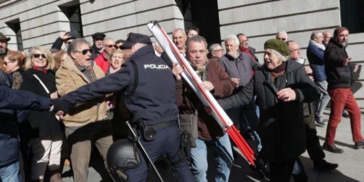 В столице Испании пенсионеры заблокировали вход в парламент, требуя повышения пенсий