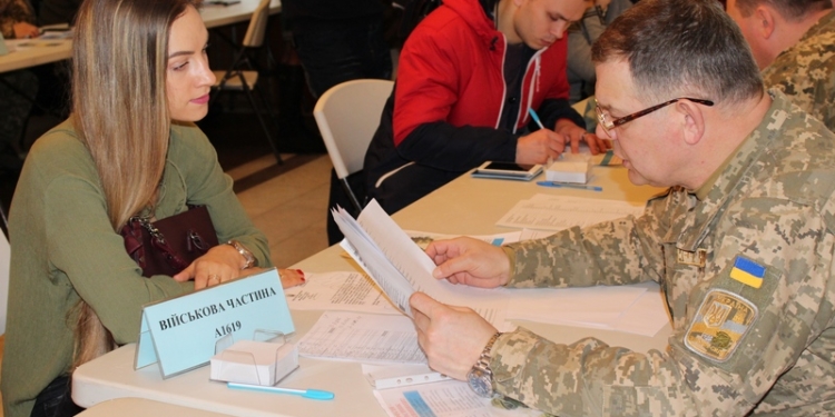 Безработных приглашают в казарму: в Николаеве состоялась военная ярмарка вакансий