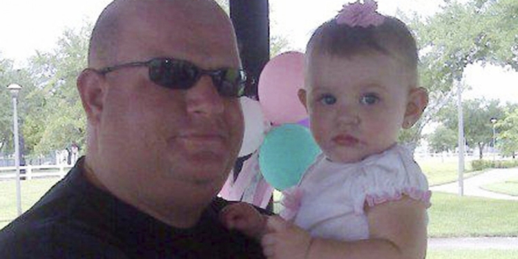 Во время побоища в школе во Флориды футбольный тренер закрыл собой от пуль нескольких учениц