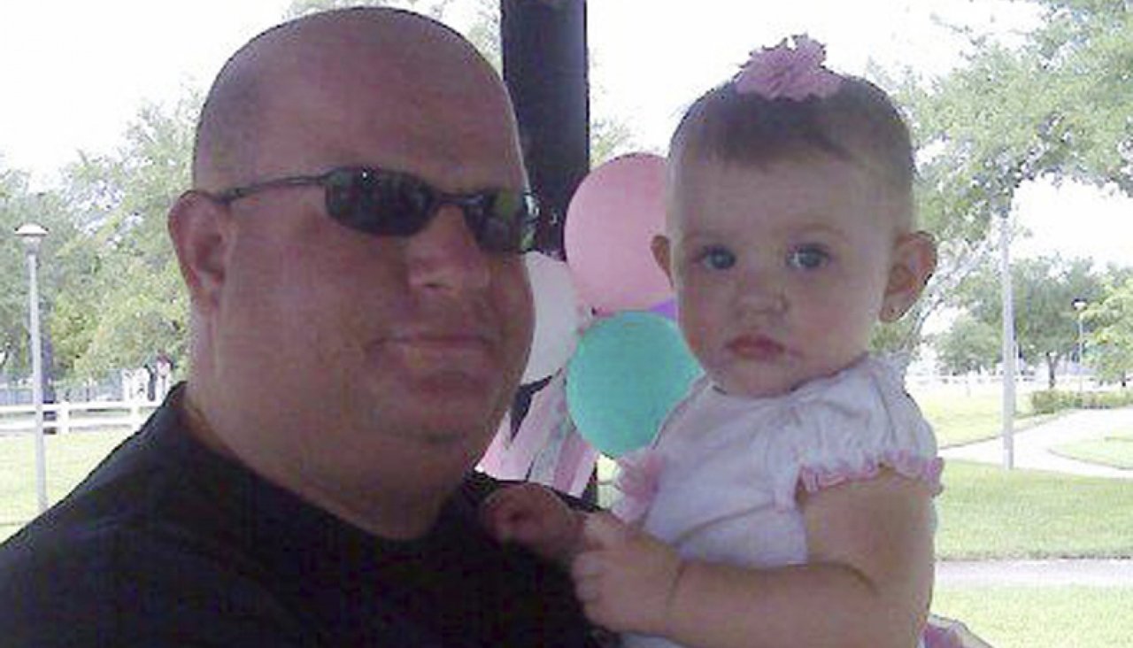 Во время побоища в школе во Флориды футбольный тренер закрыл собой от пуль нескольких учениц