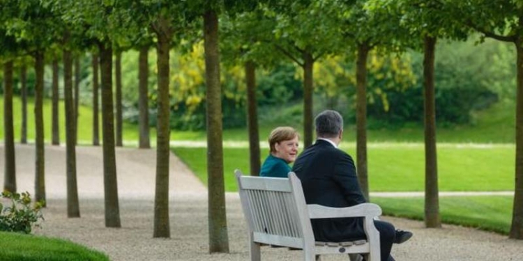 Во время переговоров Порошенко с Меркель обсудят вопрос миротворческой операции ООН на Донбассе – АП