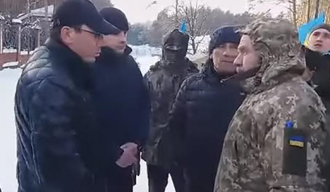 Генпрокурор пришел к пикетчикам у своего дома ночью и с топором – СМИ