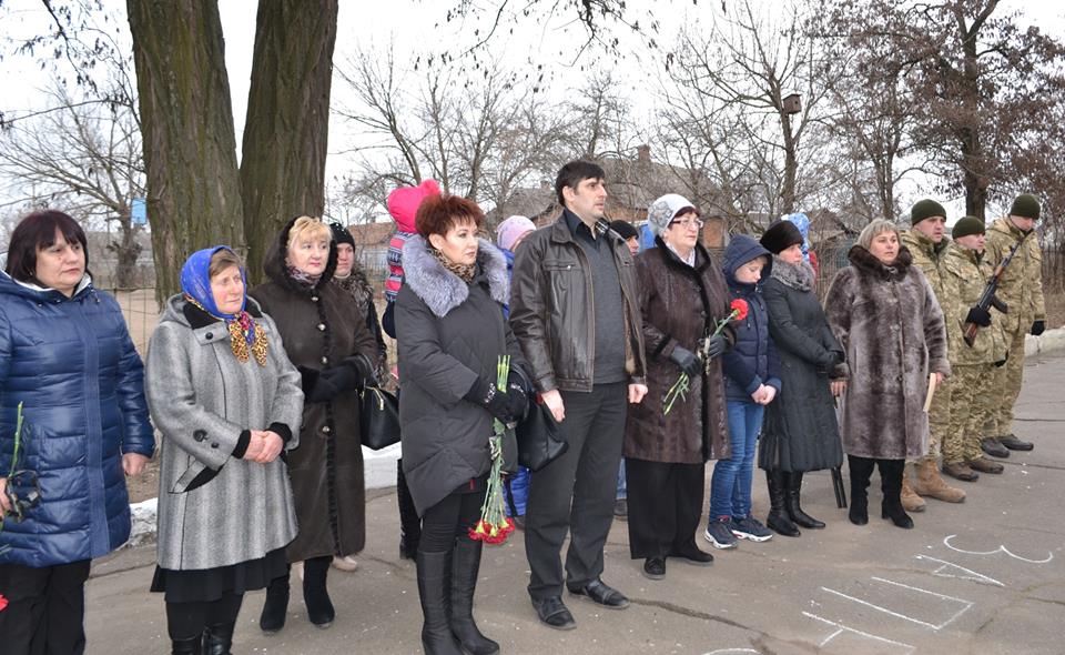 Ему бы исполнилось 27: в Первомайске открыли мемориальную доску погибшему в зоне АТО бойцу 3