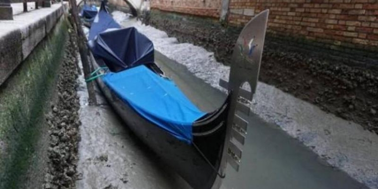 В Венеции пересохли маленькие каналы – гондолы не могут по ним плавать