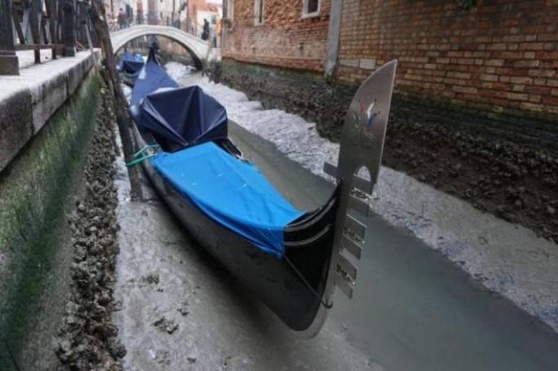 В Венеции пересохли маленькие каналы – гондолы не могут по ним плавать 9