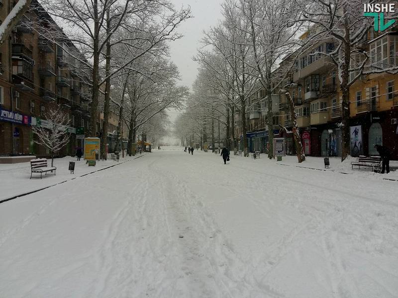 В Николаеве нежданно пошел снег. Но транспортного коллапса нет 3