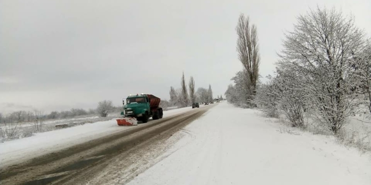 Проезд по автомобильным дорогам Николаевской области обеспечен: дорожники работают в усиленном режиме