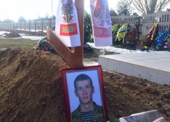 Сегодня на Херсонщине проводили в последний путь 23-летнего бойца 36-й отдельной бригады морской пехоты, погибшего в зоне АТО
