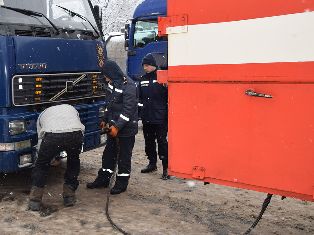 За минувшие сутки николаевские спасатели вытащили из снежных заносов 8 автомобилей 4