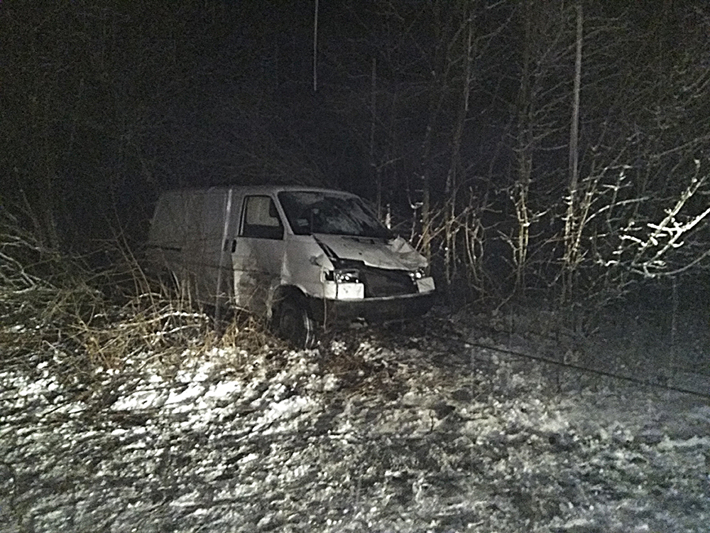 Николаевским спасателям пришлось доставать из кювета автомобиль, в котором была семья с двумя детьми 5