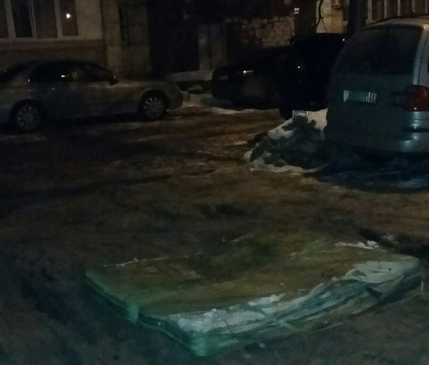 Воронежское ноу-хау: ямы на дорогах закрыли… матрасами 1