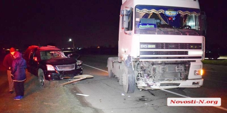 Под Николаевом внедорожник врезался в седельный тягач: водитель в больнице
