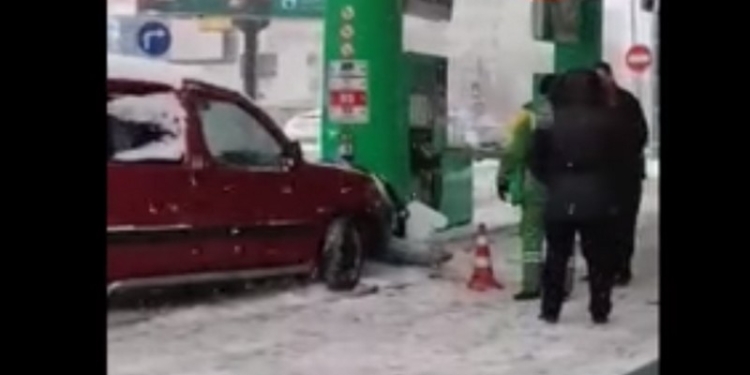 В Киеве пьяный водитель врезался в заправку
