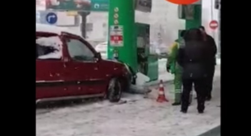 В Киеве пьяный водитель врезался в заправку 1