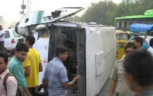 В Индии автомобиль врезался в школу. Девятеро детей погибли 1