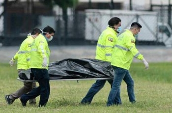 Два человека погибли, пытаясь улететь в Нью-Йорк в стойке шасси