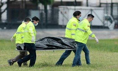 Два человека погибли, пытаясь улететь в Нью-Йорк в стойке шасси