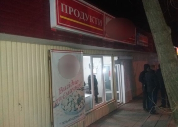 В Первомайске ищут очень высокого грабителя – угрожая ножом, обчистил кассу магазина