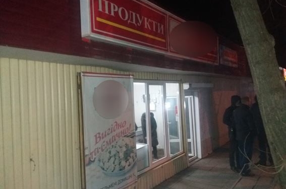 В Первомайске ищут очень высокого грабителя – угрожая ножом, обчистил кассу магазина