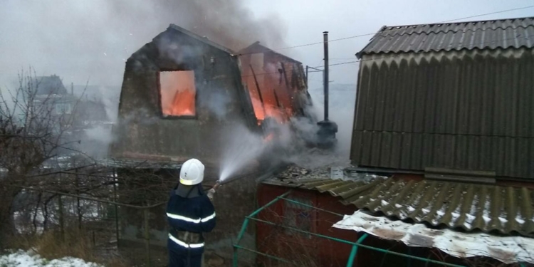 В Малой Коренихе сгорела 2-этажная дача. А могла взорваться