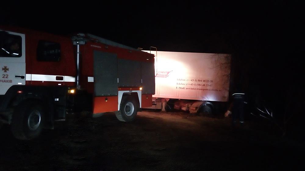Снова николаевские спасатели вынуждены были вытаскивать грузовики, застрявшие в грязи 3