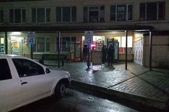 В Первомайске пьяный пассажир ограбил привокзальный киоск – унес поднос с булочками