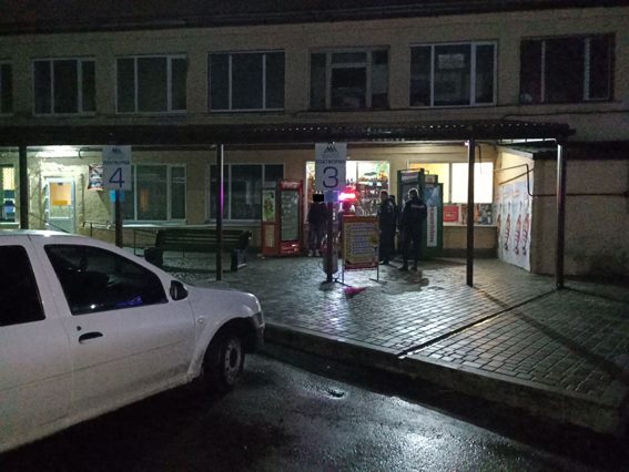 В Первомайске пьяный пассажир ограбил привокзальный киоск - унес поднос с булочками 1