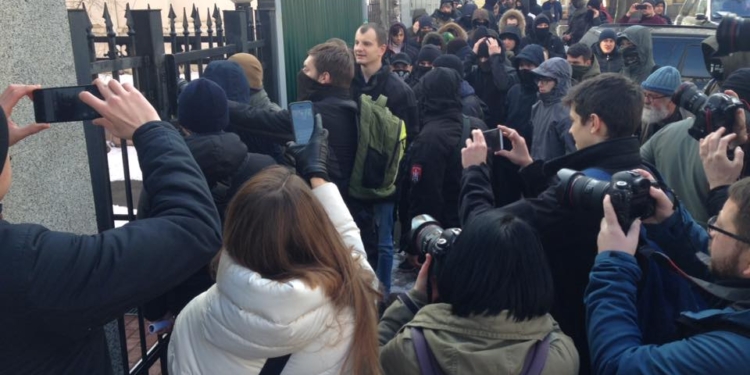 В Киеве радикалы штурмовали “Россотрудничество” – в память о Дебальцево