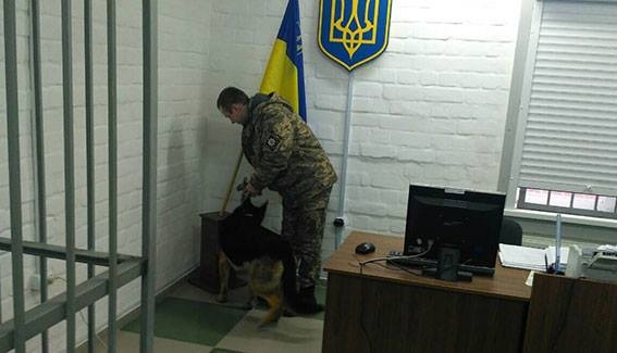 В Центральном суде ничего взрывоопасного не нашли, теперь ищут “минера”