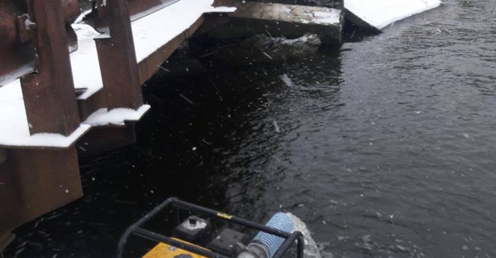 Работники ЭЛУ автодорог Николаев откачали воду из аварийных понтонов Аляудского моста
