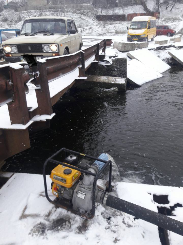 Работники ЭЛУ автодорог Николаев откачали воду из аварийных понтонов Аляудского моста 1