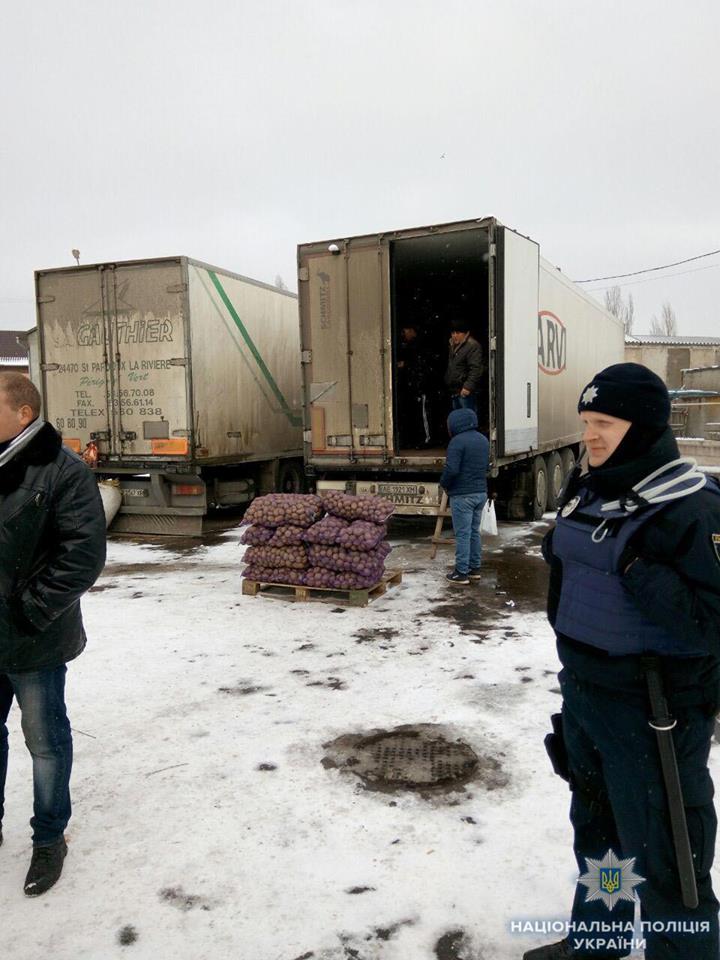 Операция «Мигрант»: в Николаеве на оптовом рынке полиция обнаружила азербайджанца, который нелегально находится в Украине 4