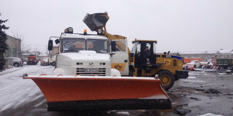 На дороги Николаева ночью высыпали 100 тонн соли