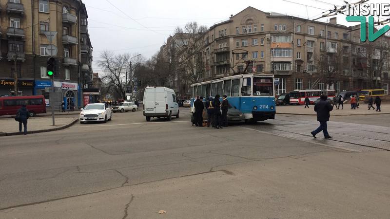 В Николаеве "Тойота" притерлась к трамваю на Центральном проспекте 3