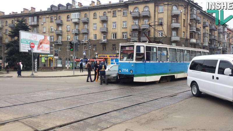 В Николаеве "Тойота" притерлась к трамваю на Центральном проспекте 5