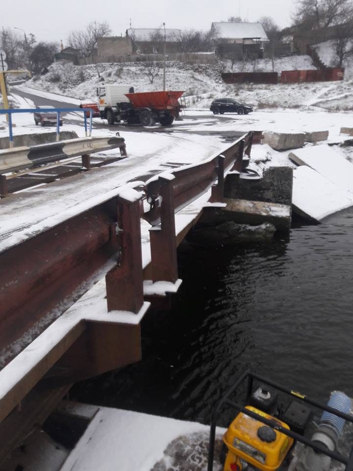 Работники ЭЛУ автодорог Николаев откачали воду из аварийных понтонов Аляудского моста 3
